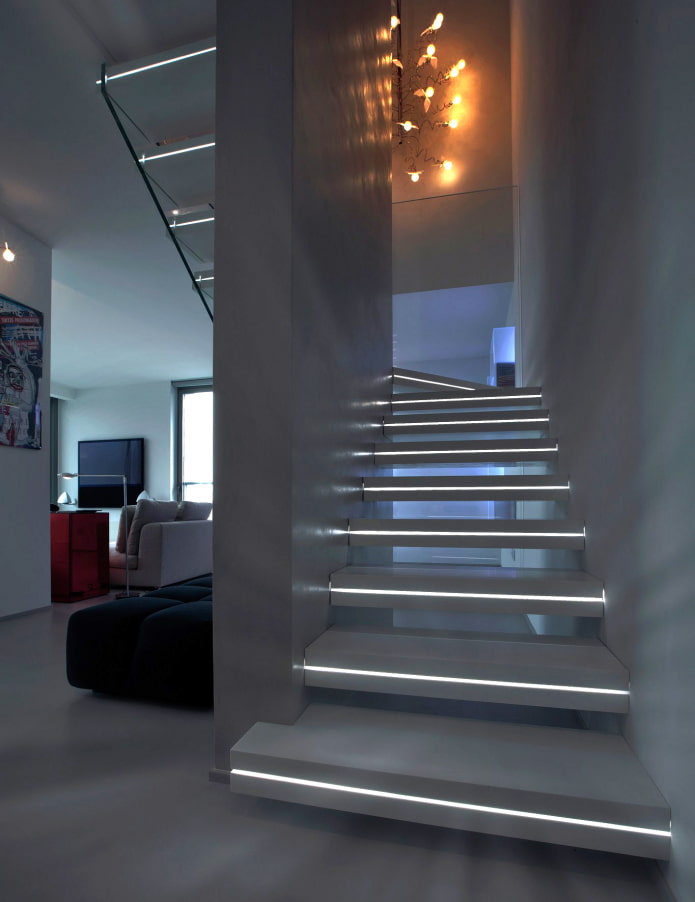 лестница со ступенями с подсветкой в доме