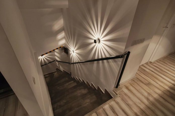 лестница с проводной подсветкой в доме