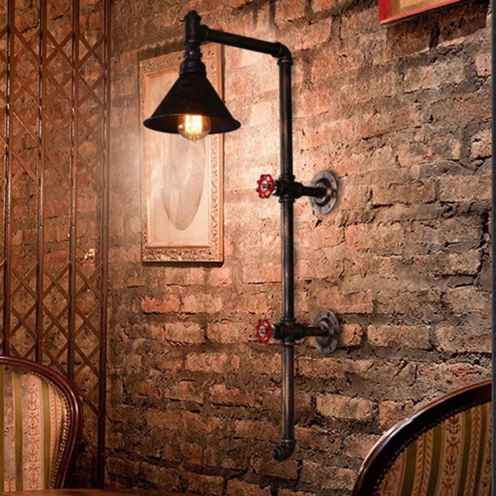 Настенный светильник из труб в индустриальном стиле