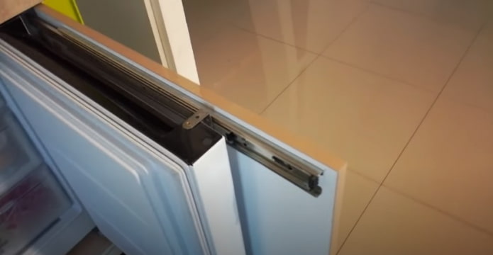 встроить обычный холодильник