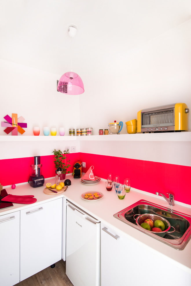 Розовый фартук на белой кухне