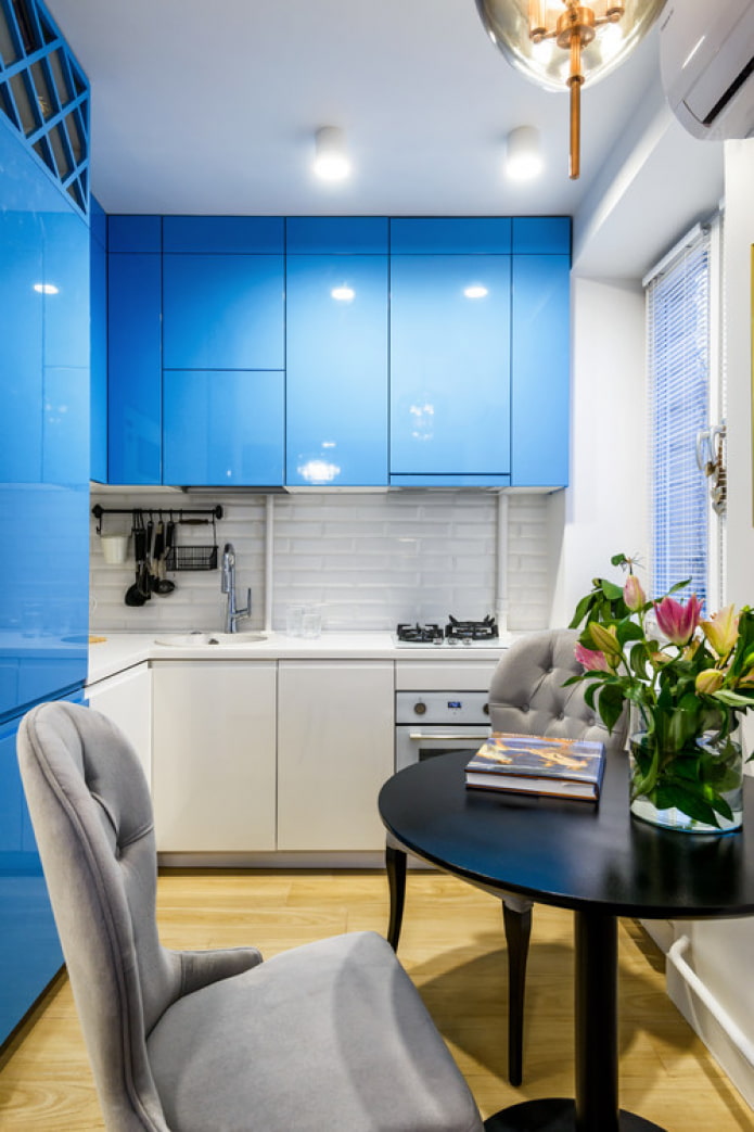 синяя глянцевая кухня