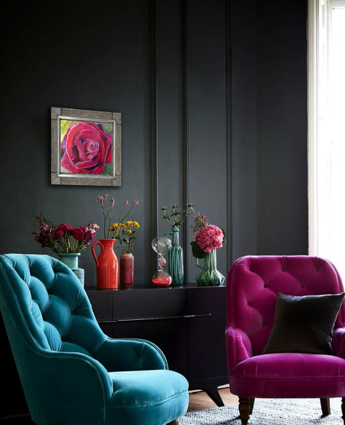 цветные кресла в темной гостиной