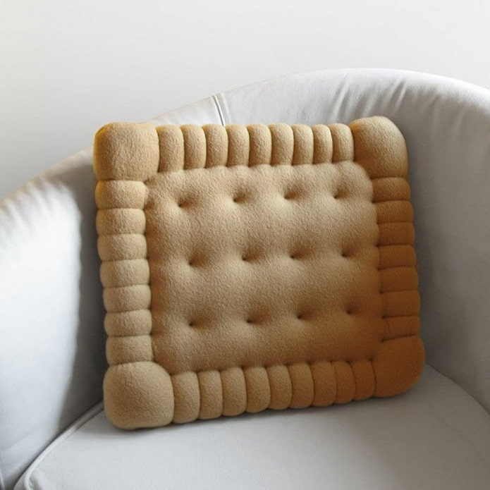 необычная подушка в виде печенья