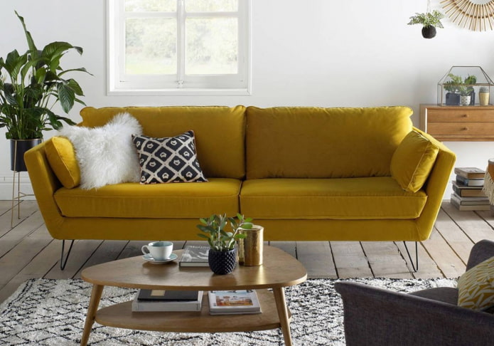 желтый диван в светлой гостиной
