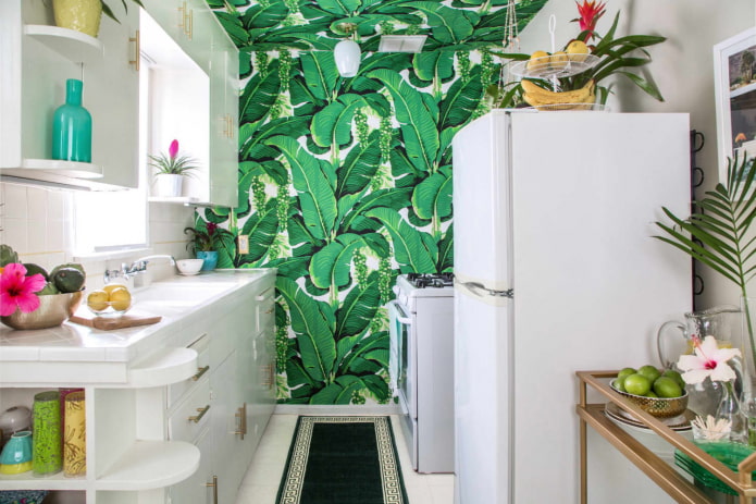 Холодильник в зелёной кухне