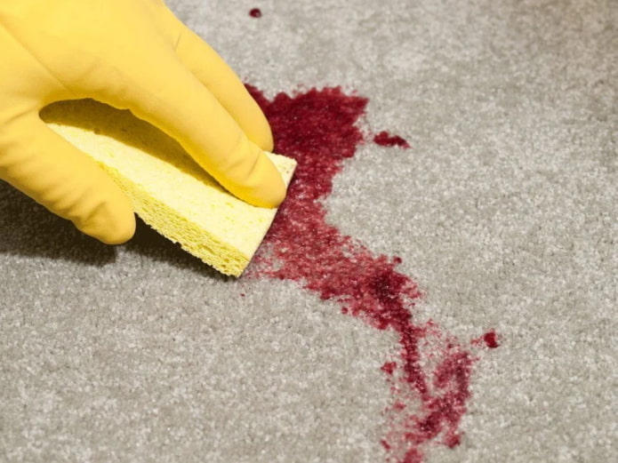кровяное пятно на ковре