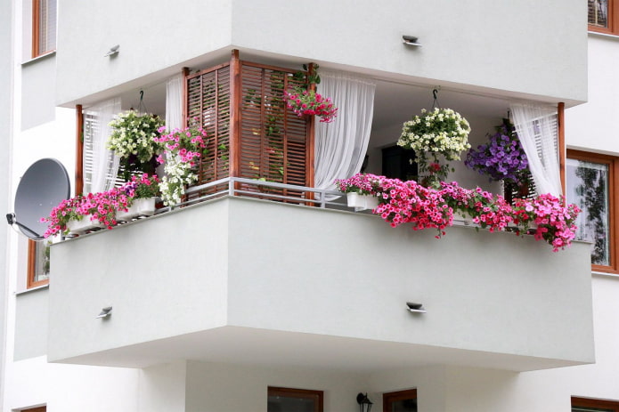 оформление балкона цветами