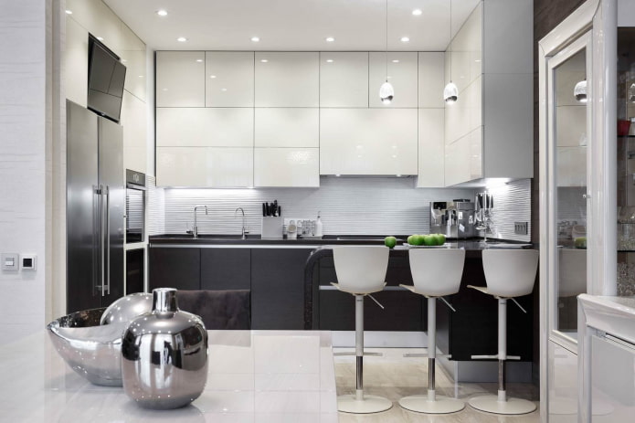 кухня в стиле хай-тек с белыми шкафчиками и серыми тумбами