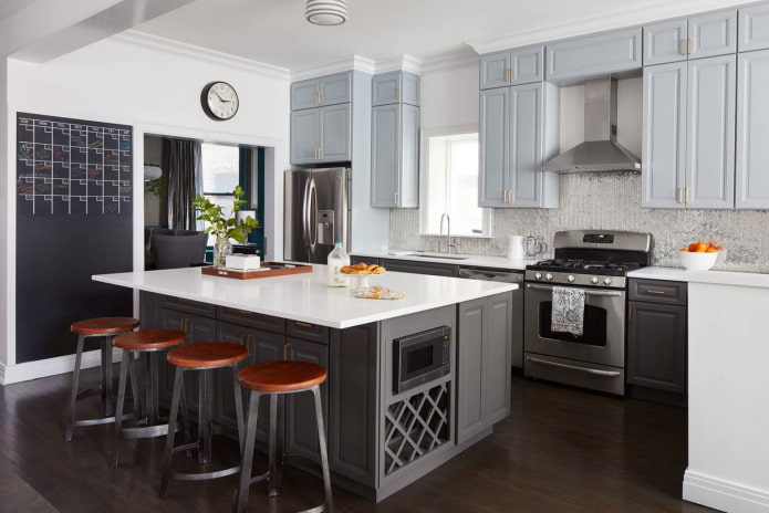 кухня с несколькими оттенками серого цвета в мебельном гарнитуре и стенах