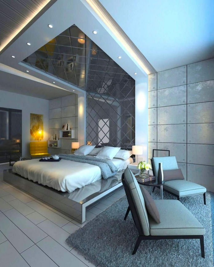 зеркальный потолок с подсветкой над кроватью