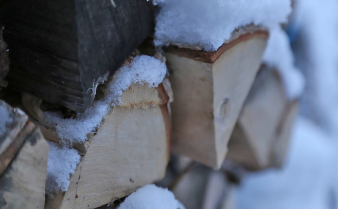 дрова под снегом