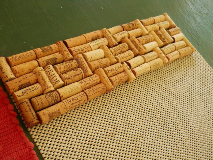 изготовление коврика из половинок пробок
