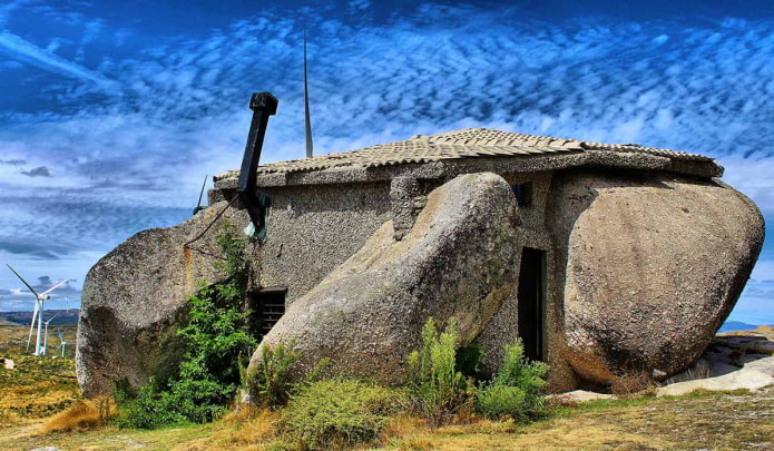 дом камень в Португалии