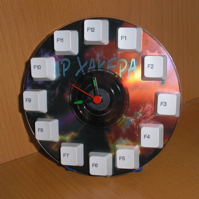 часы из компакт-дисков и клавиатуры