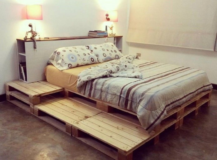 двуспальная кровать из поддонов