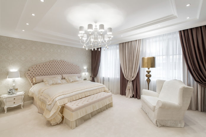 классическая спальня с белым ковровым покрытием