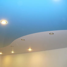 Голубые потолки в интерьере: фото, виды, дизайн, освещение, сочетание с другими цветами, стенами, шторами-2