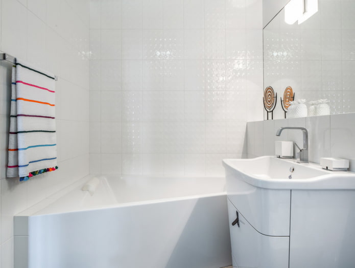Белая плитка в ванной: дизайн, формы, цветовые сочетания, варианты расположения, цвет затирки