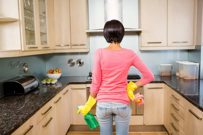 5 народных средств против жира и пятен, которые опасны для кухонных фасадов