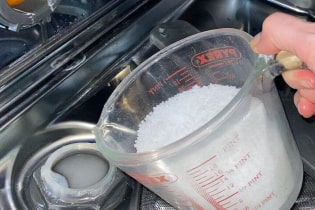 Как правильно засыпать соль в посудомоечную машину?
